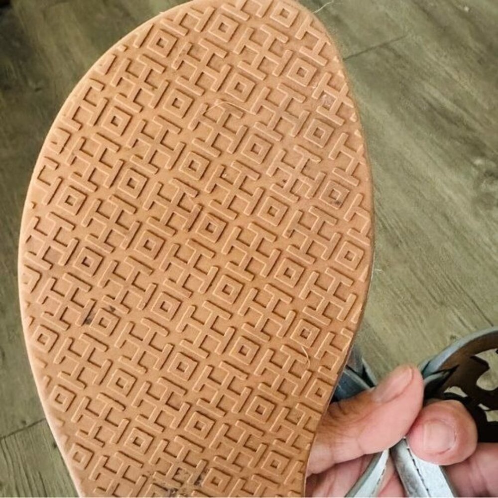 Tory Burch Miller Flip Flop Sandals Women, Size 8.5 Silver Tan Metallic Chrome - Picture 7 of 9